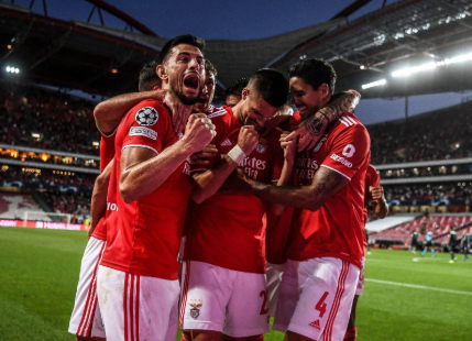 Selebrasi gol pemain dalam laga Benfica vs Hearts.