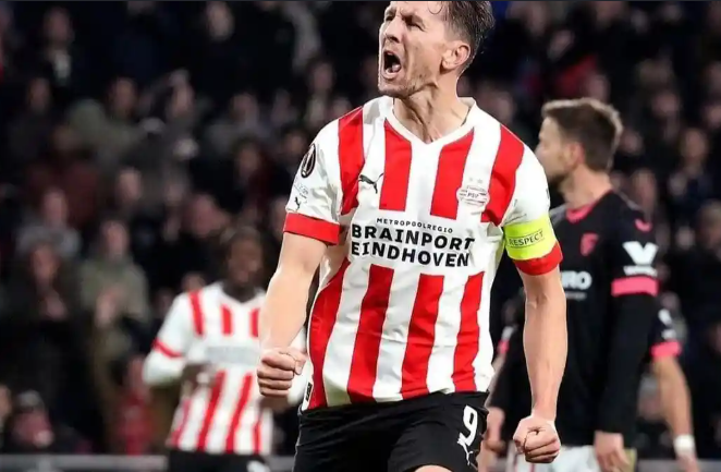 Pemain PSV Eindhoven merayakan gol