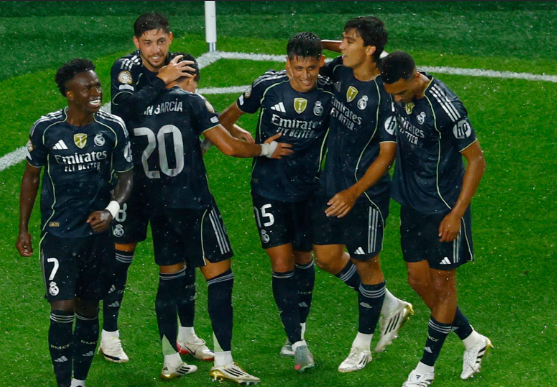 Aksi pemain dalam pertandingan Mjällby vs Salzburg kualifikasi Liga Europa