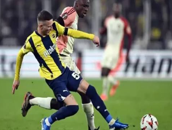 Duel pemain di laga Fenerbahçe vs Lyon