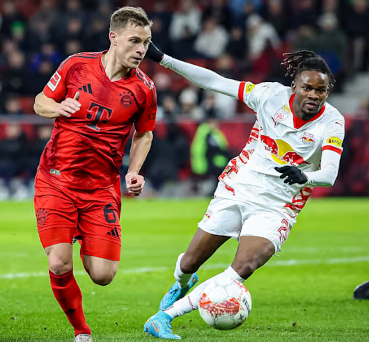 Aksi pemain dalam pertandingan Mjällby vs Salzburg kualifikasi Liga Europa
