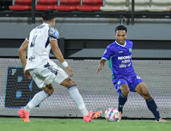 Aksi pemain Persita vs Bali United