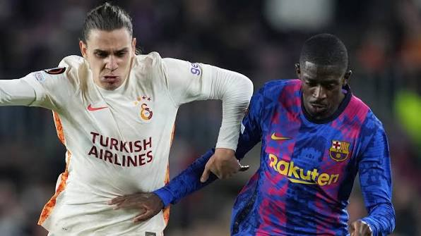 Pemain Galatasaray vs Barcelona sedang berduel