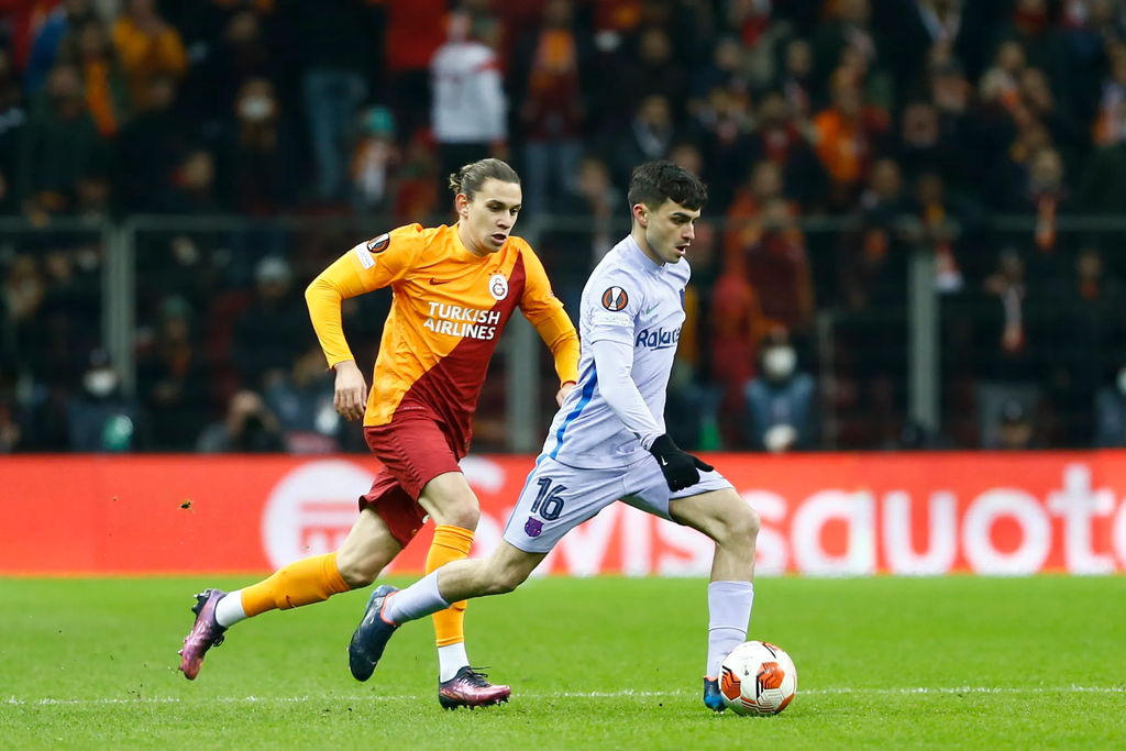 Pemain Galatasaray vs Barcelona sedang berduel