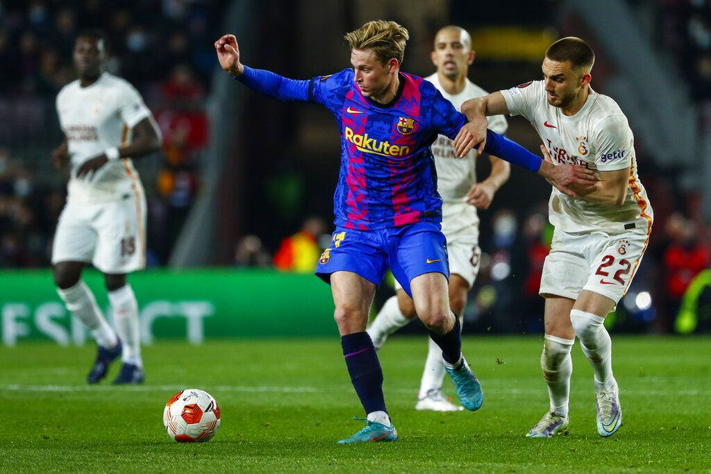 Pemain Galatasaray vs Barcelona sedang berduel