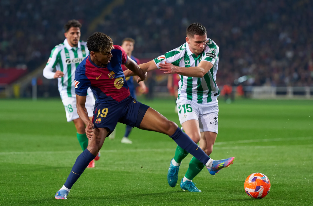 Aksi pemain Real Betis vs Barcelona di La Liga