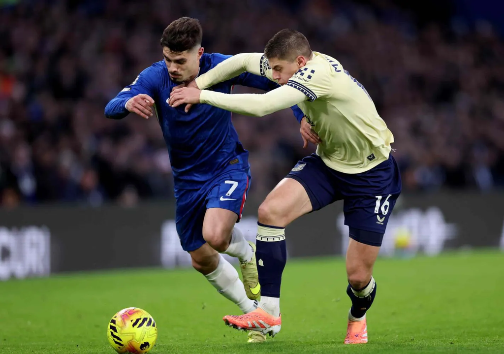Duel pemain di pertandingan Everton vs Chelsea